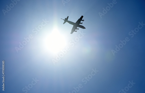 Fototapeta Naklejka Na Ścianę i Meble -  未来を照らす・青空と飛行機のシルエットと太陽（実現する、実行力、壮大、憧れなどのイメージ）