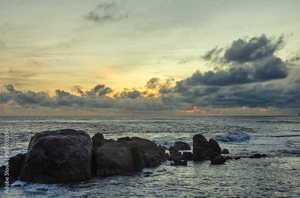 Φωτογραφία A picturesque view on the sunset at the sea in Sri Lanka