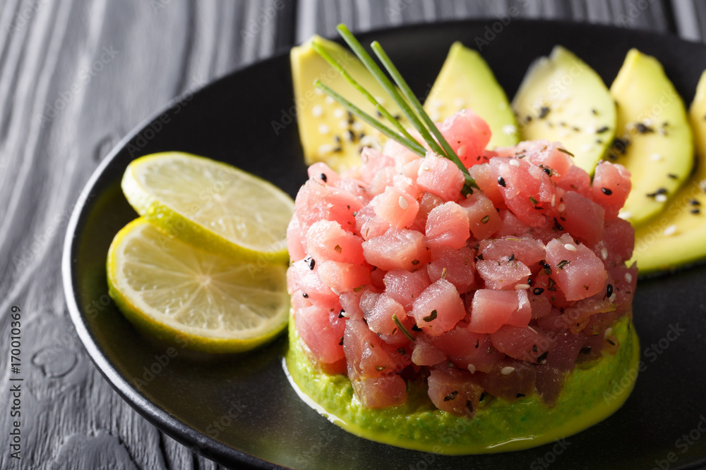 Φωτογραφία Tartare from tuna served with avocado, wasabi and lime macro