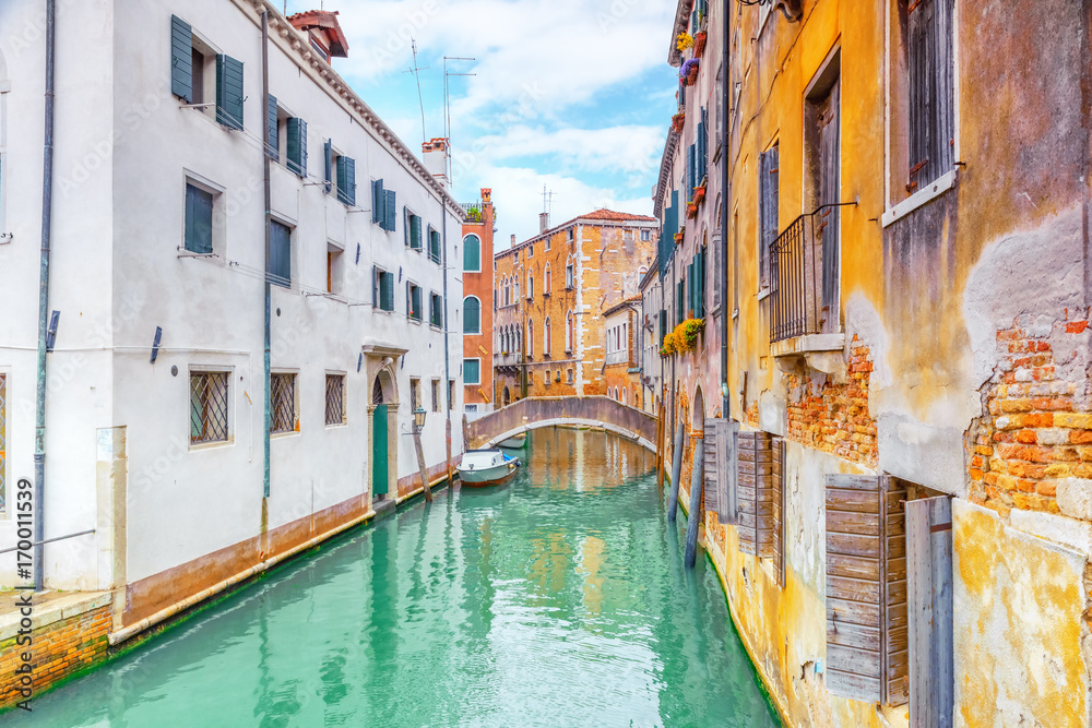 Fototapeta Views of the most beautiful channels of Venice, narrow streets, houses.