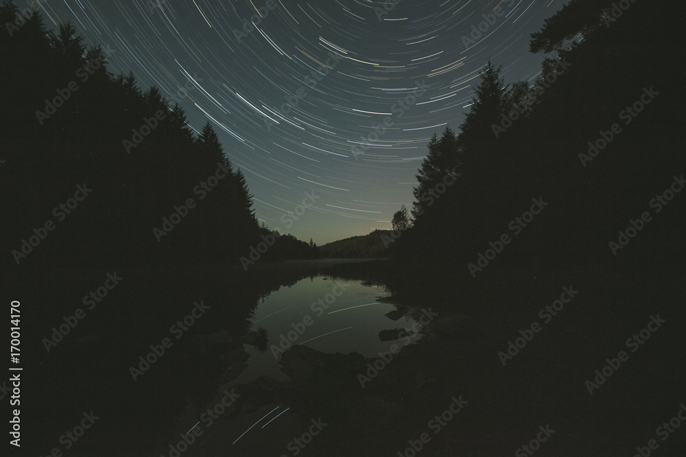 Fotografie Star Trails Forest and Lake