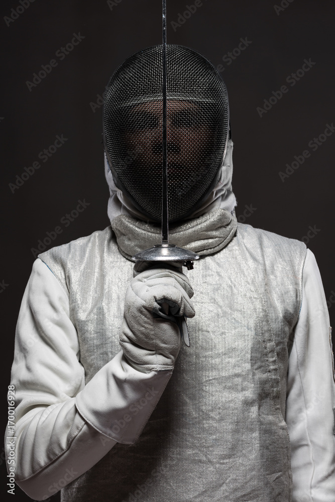 Φωτογραφία Male fencer in white fencing costume and mask
