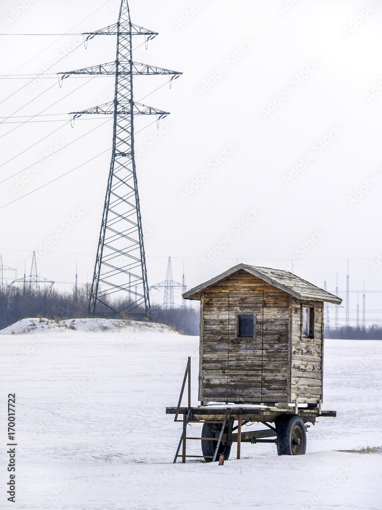 Holzhütte auf Anhänger in Winterlandschaft Strommast Der Traum Holzhütte auf Anhänger in Winterlandschaft Strommast Der Traum