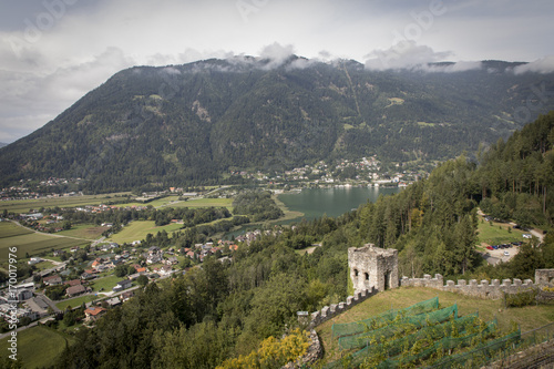 Blick von Burg Landskron auf Ossiacher See und Gerlitzen