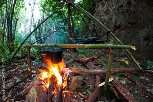 Kochen am Lagerfeuer im Dschungelcamp in mitten des Regenwaldes