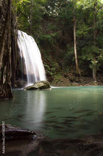 Langzeitbelichtung eines Wasserfalls aus dem Regenwald  Erawan Nationalpark Thailand 