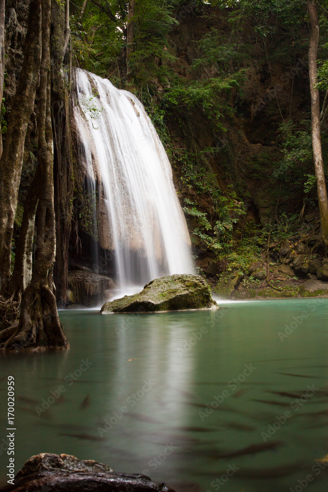 Fototapeta premium Langzeitbelichtung eines Wasserfalls aus dem Regenwald/ Erawan Nationalpark Thailand