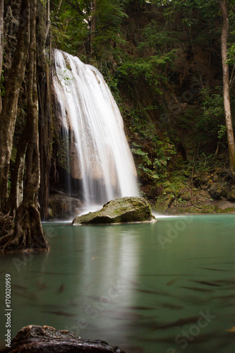 Langzeitbelichtung eines Wasserfalls aus dem Regenwald  Erawan Nationalpark Thailand