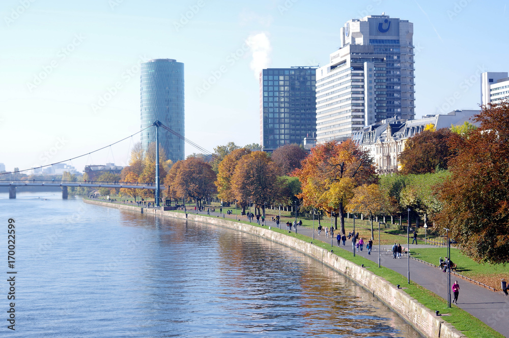 Obraz premium quai francfort sur le main en automne