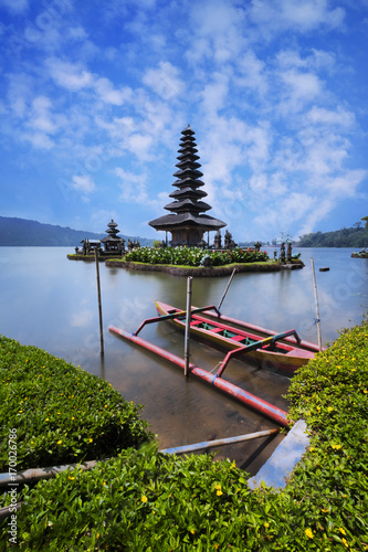 Photo Pura Ulun Danu Brantan temple in a lake, Bali