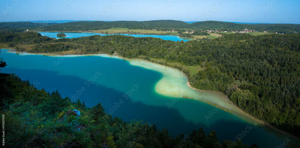 Blick auf den Lac de Grand Maclu im französischen Jura