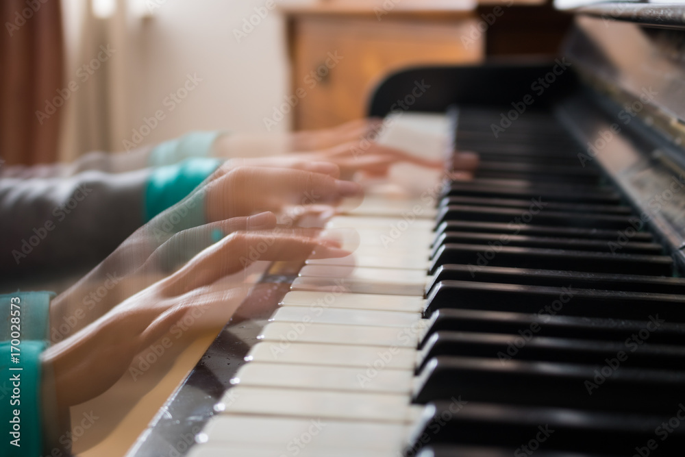 Fototapeta premium Dynamische bewegung beim Klavier spielen