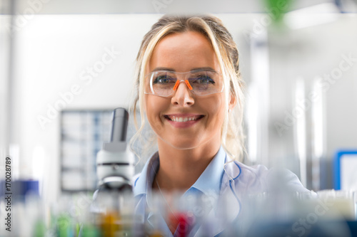 Photo Happy young attractive smiling woman scientist in the laboratory