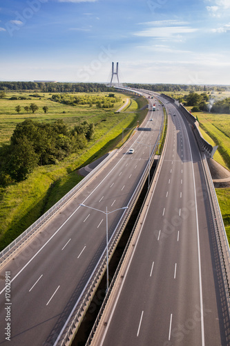 Foto aerial view of the highway and cars