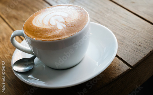 Obraz na płótnie Closeup of barista made coffee with froth art w salonie