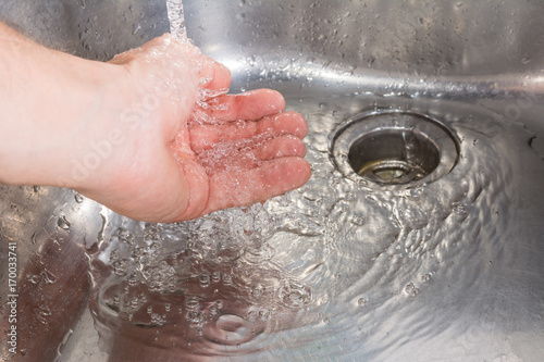 Hände waschen mit Wasser 