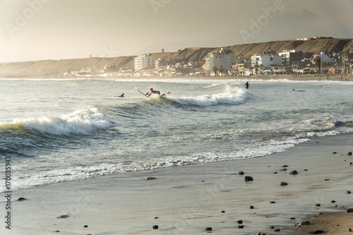 Surfer an der Küste von Huanchaco bei Trujillo, Peru photo