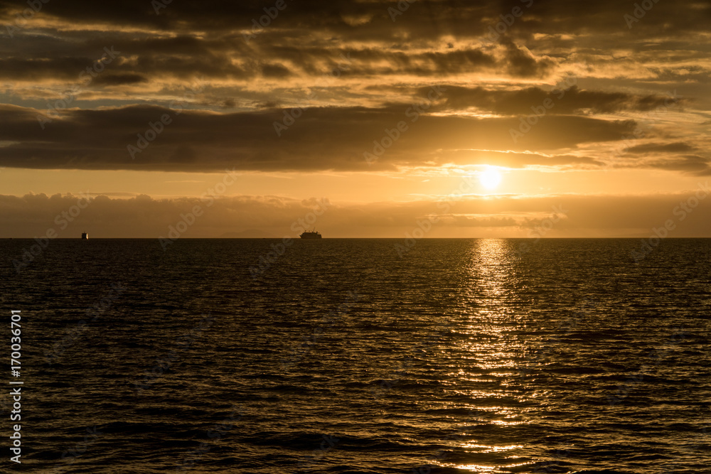 Sonnenuntergang über Meer und Schiffen, Galapagos