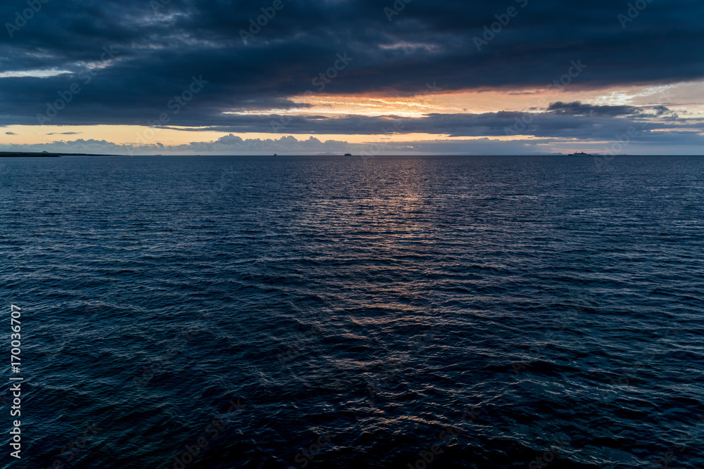 Obraz premium Sonnenuntergang über Meer und Schiffen, Galapagos