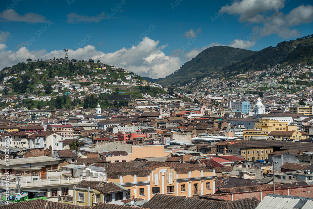 Panorama-Aussicht von der Basílica del Voto Nacional in Quito