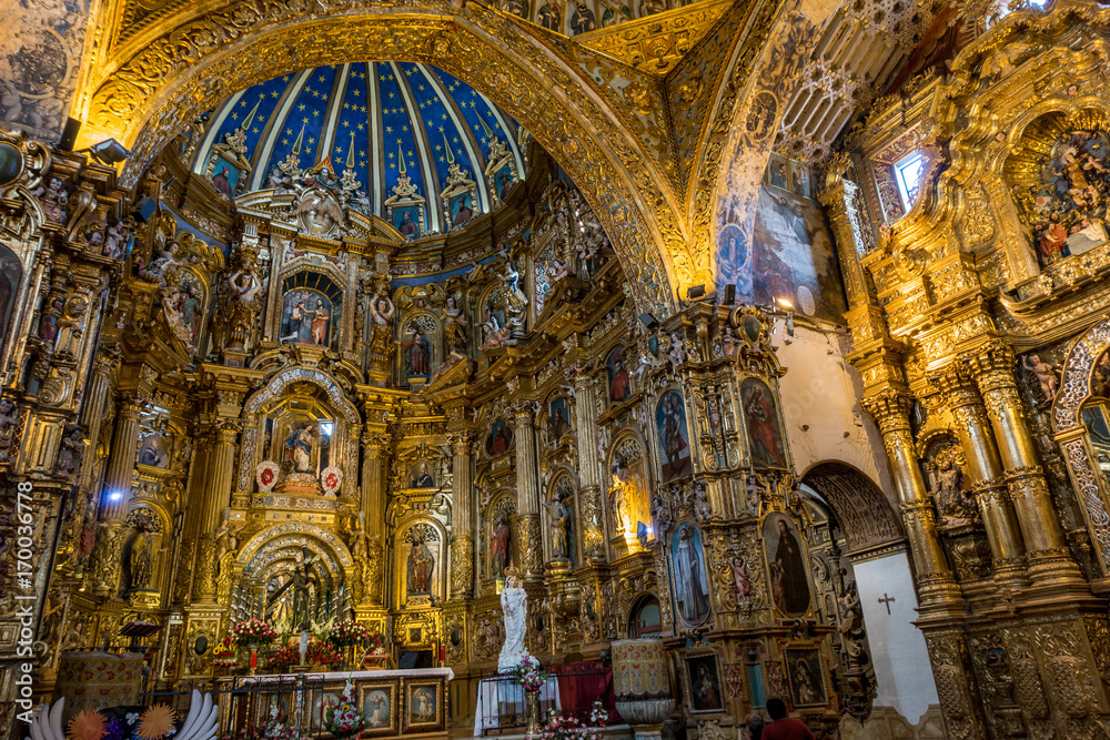 Im Innern der Kirche Iglesia de San Francisco mit viel Gold Dekoration, Quito