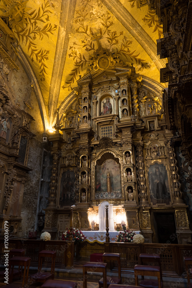 Im Innern der Kirche Iglesia de San Francisco mit viel Gold Dekoration, Quito