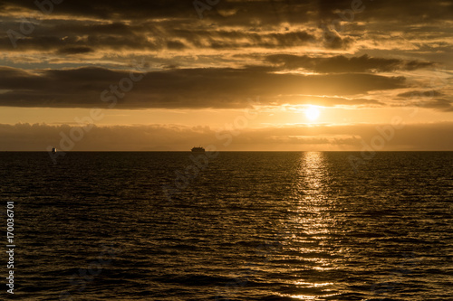 Sonnenuntergang über Meer und Schiffen, Galapagos © schame87