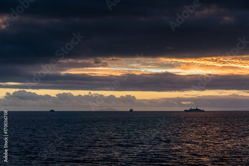 Sonnenuntergang über Meer und Schiffen, Galapagos © schame87