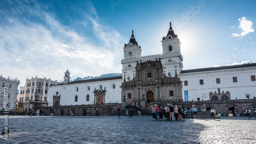 Iglesia de San Francisco mit Vorplatz in Quito photo