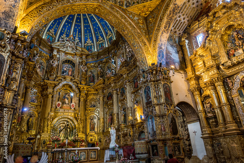 Im Innern der Kirche Iglesia de San Francisco mit viel Gold Dekoration  Quito