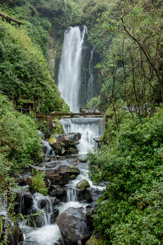 Cascadas de Peguche ungeben von sattem Gr  n