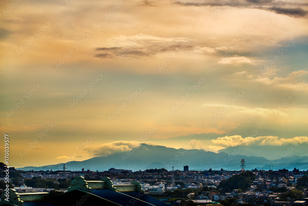 横浜郊外から見える夕暮れの丹沢山