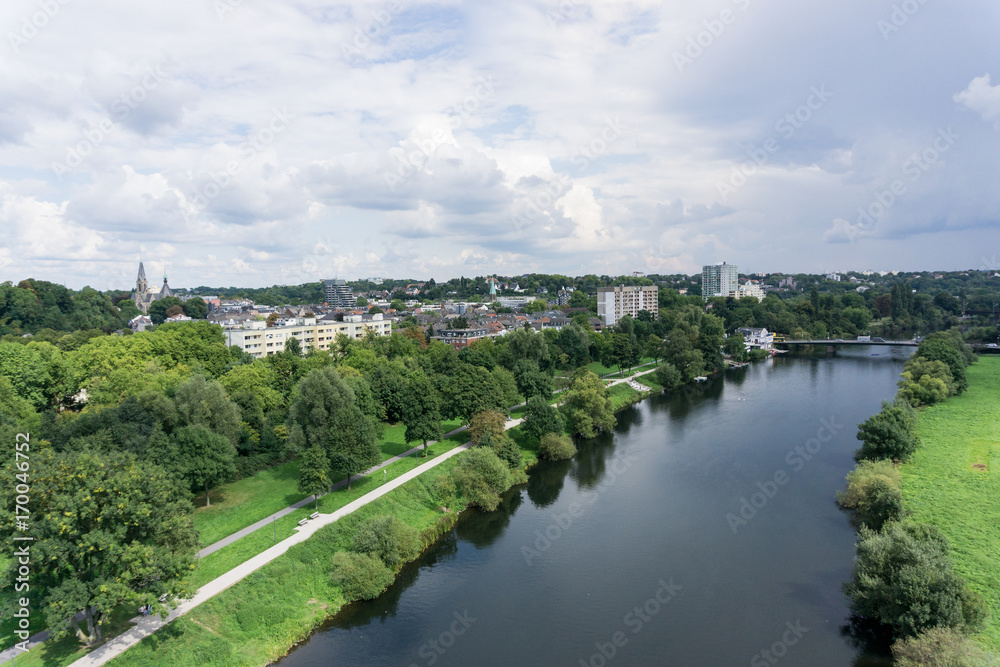 Luftbild Promenade mit Spazierweg am Fluss