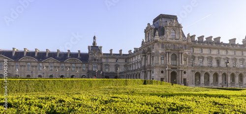 Vue sur le bâtiment du musée du Louvre à Paris © P.E Faivre