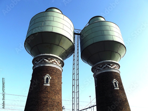 Architektura Belgijska -  infrastruktura kolejowa na tle błękitnego nieba photo