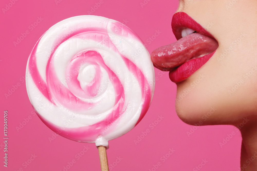 bouche femme sexy glamour léchant sucette Photos | Adobe Stock