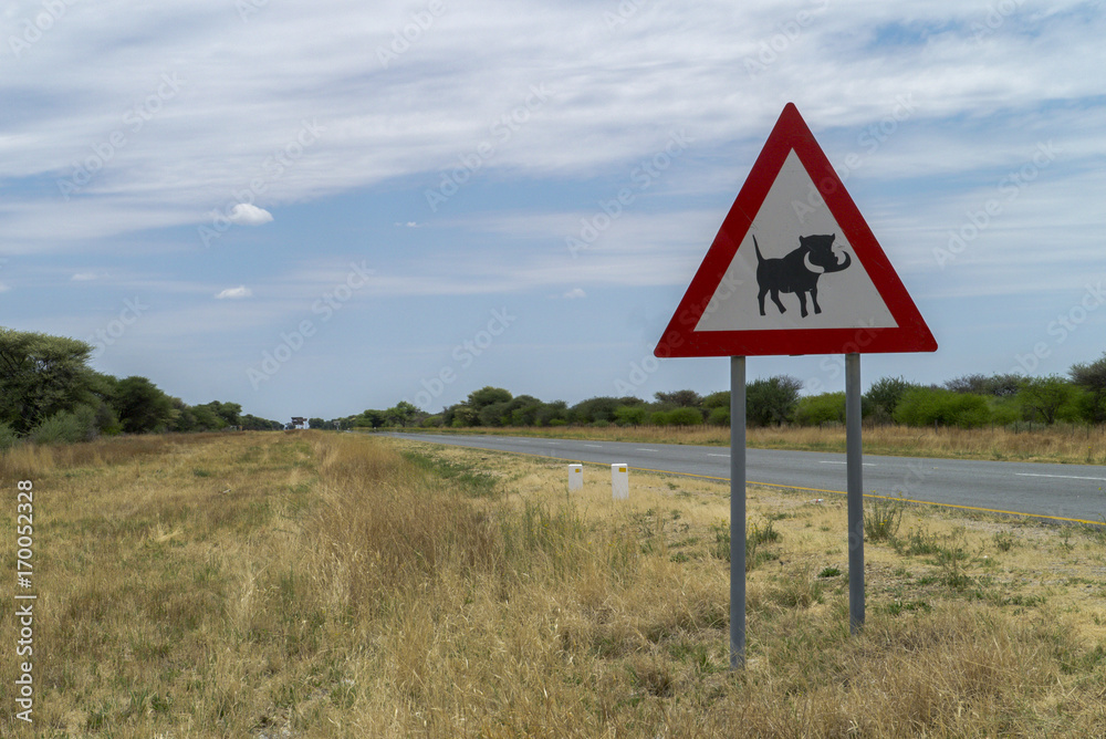 Verkehrsschild mit Warnung vor Warzenschweinen in Namibia Verkehrsschild mit Warnung vor Warzenschweinen in Namibia