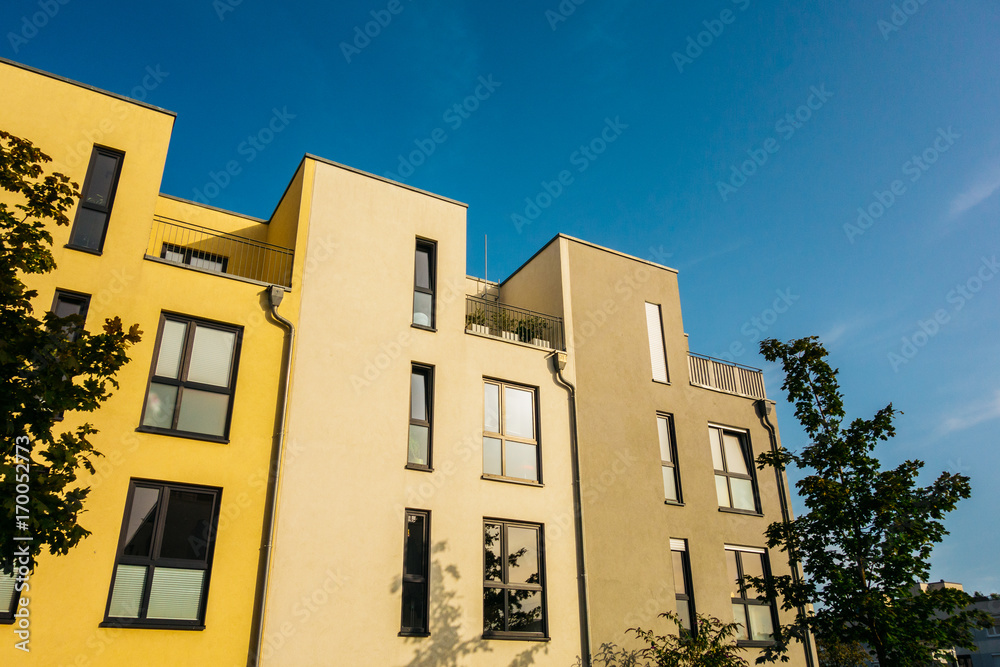 Fototapeta premium high contrasted townhouses at berlin