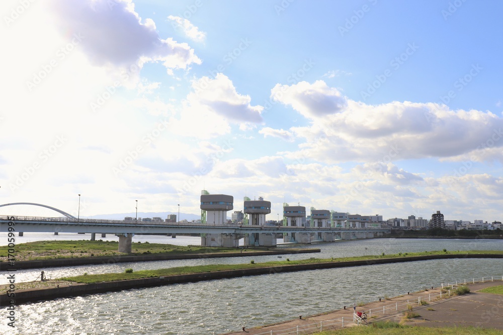 Fototapeta premium 大阪の淀川大堰