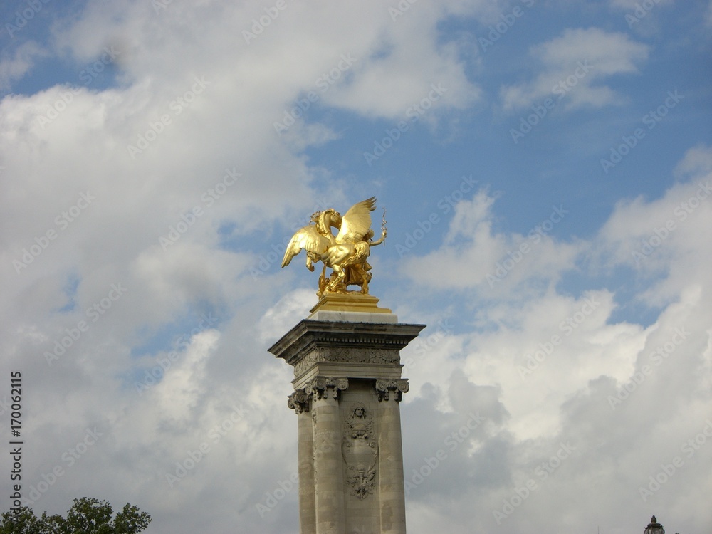 Obraz premium Golden statue on column, Paris