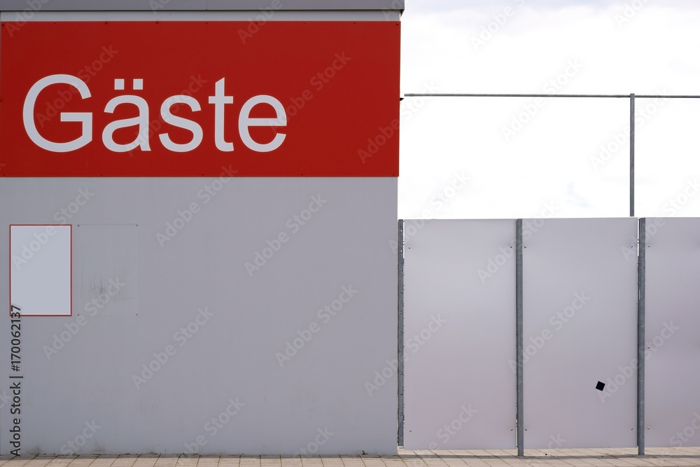 Obraz premium Wejście dla gości Stadion piłkarski / Wejście dla gości na zewnątrz stadionu piłkarskiego z ekranem prywatności.