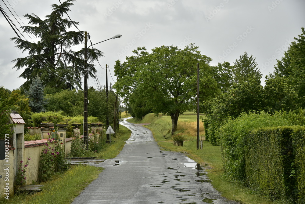 Petite route de campagne à la sortie de Champagne ,sous la pluie , au Périgord Vert