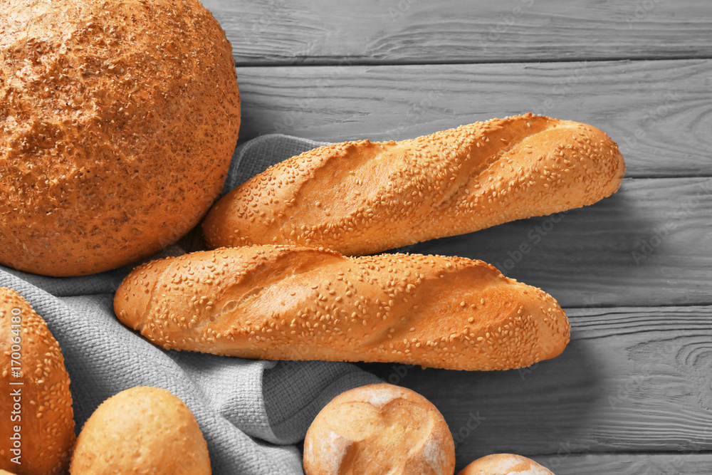 Naklejka premium Delicious bread on wooden table