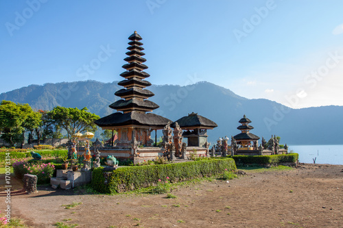 In der Trockenzeit liegt der Pura Ulun Danu Bratan oder Pura Bratan einer der bedeutenden Wassertempel auf Bali im trockenen. photo