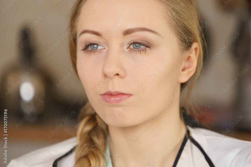 Naklejka premium Young blonde woman having neutral expression