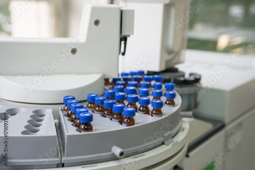Foto Sample test in vial for Gas chromatography (GC), is a common type of chromatography used in analytical chemistry