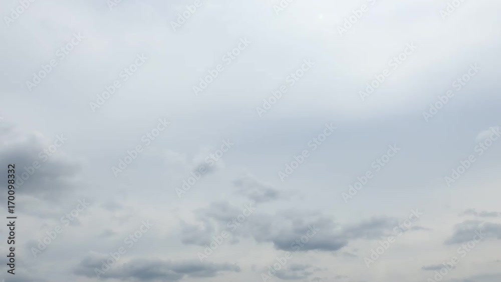 空を薄い雲が覆っています。10分を10秒のタイムラプス動画 空を薄い雲が覆っています。10分を10秒のタイムラプス動画