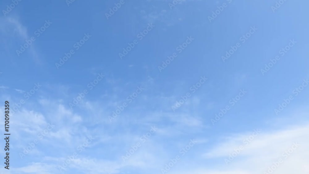 風が強く、薄い雲が流れる空。 風が強く、薄い雲が流れる空。