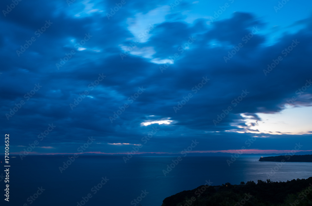 夜明けの瀬戸内海　香川県さぬき市から淡路島方面を撮影