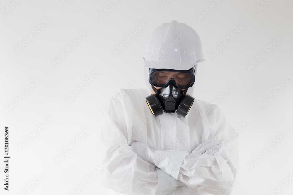 防護服をつけた男性 環境汚染問題イメージ 防護服をつけた男性 環境汚染問題イメージ
